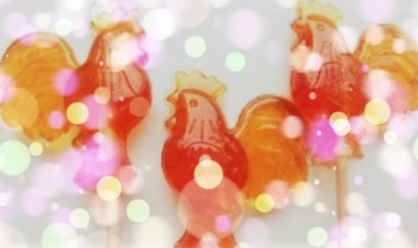 Цвет напитков, крема или соуса можно исправить, добавив немного колера. Как сделать колер их сахара