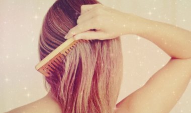 Как сделать массаж головы с помощью расчески и помочь своим волосам
