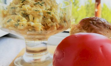 Мальчишки и девчонки, а также их родители, вкуснейшую намазку из сыра не хотите ли? Самая простая закуска из возможных