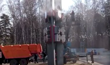 Как в Новосибирске моют памятники