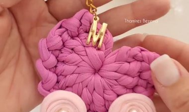 Вяжем брелок в виде коляски из трикотажной пряжи