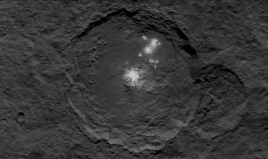 На самом большом астероиде есть кратер. А под ним... Ну вы поняли