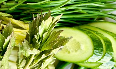 Первый урожай сезона - шнитт лук! Хорош в салатах, хорош в паштетах