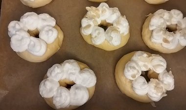 Воздушные булочки с хрустящей меренгой и ореховыми лепестками