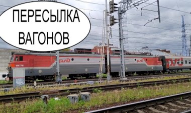 Электровоз ВЛ10У-885 с пассажирскими вагонами