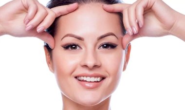 Почему необходимо расслаблять лоб: как это повлияет на молодость верхней трети лица, а также на уровень стресса и тревожности