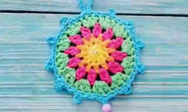 Создаем яркое украшение крючком