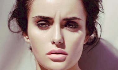 Массаж ложкой, чтобы уменьшить морщины между бровей