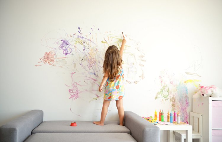Почему дети рисуют на стене?