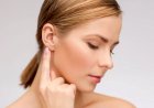 Как вернуть молодость лицу и растянуть жевательную мышцу, оттягивая мочки ушей вниз