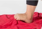 Как снять напряжение со стоп, используя полотенце