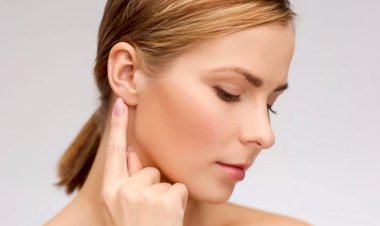 Как вернуть молодость лицу и растянуть жевательную мышцу, оттягивая мочки ушей вниз