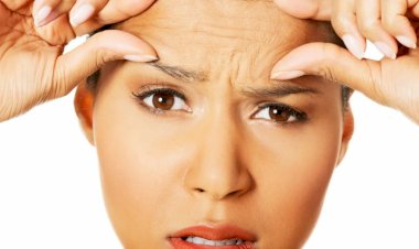 Как уменьшить межбровные морщины: о щипковом массаже