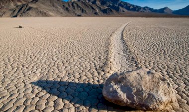 Феномен движущихся камней в Долине Смерти. В чем причина их движения