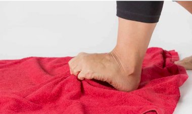 Как снять напряжение со стоп, используя полотенце
