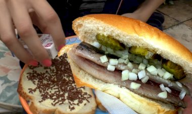 Фастфуд по-голландски: селёдка с луком и шоколад на десерт