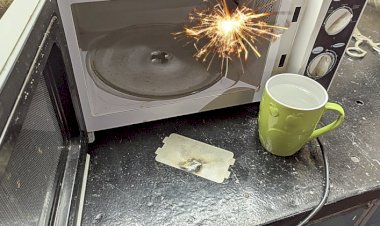 Почему искрит микроволновка? Что делать? Ремонт микроволновки своими руками