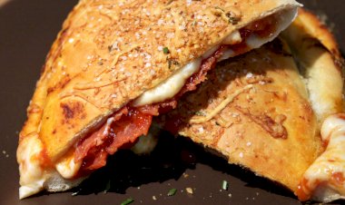 Закрытая пицца с творогом и ветчиной