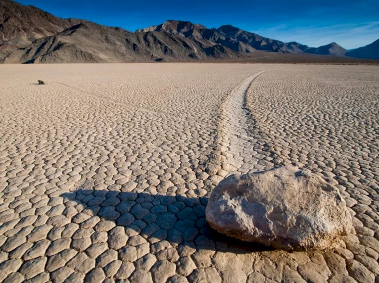 Феномен движущихся камней в Долине Смерти. В чем причина их движения