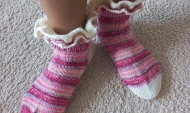 Как связать красивые носки с рюшами - три варианта
