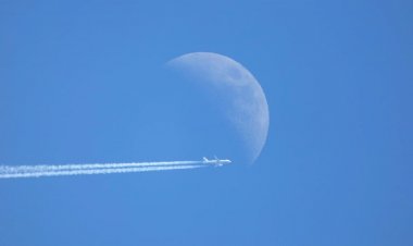 Луна и Самолет