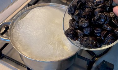 Вскипятите молоко и добавьте чернослив. Вы будете в восторге