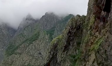 Врешины гор Верхнего Ларса в облаках