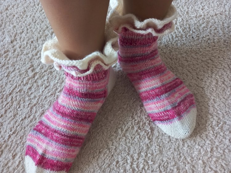 Как связать красивые носки с рюшами - три варианта