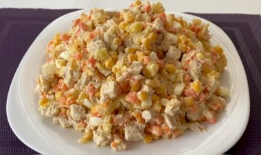 Простой и быстрый салат с кукурузой и яйцом