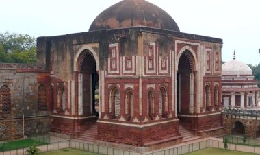 Необыкновенная мечеть в Индии Кувват Уль-Ислам. Даже руины от нее прекрасны