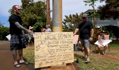 Спустя почти две недели после катастрофы, Байден прибыл на Мауи..