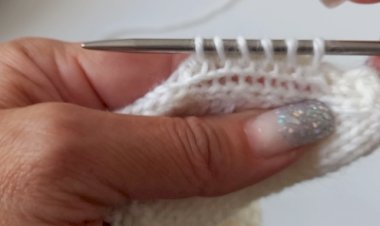 Как  поднять петли по краю горловины, чтобы не было дырочек