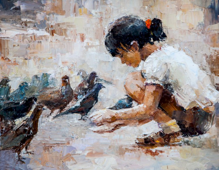 Девочка во дворе ловила голубей