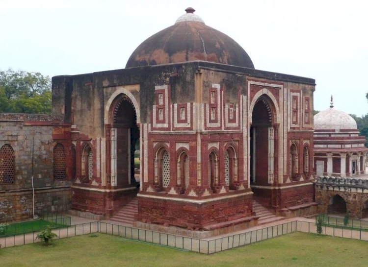 Необыкновенная мечеть в Индии Кувват Уль-Ислам. Даже руины от нее прекрасны