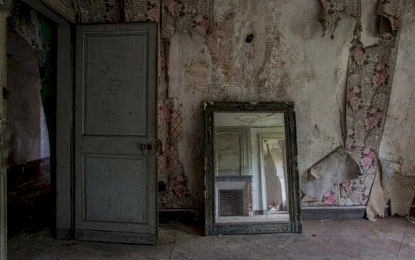 "Больше никогда не принесу в дом старинное зеркало". Мистический рассказ