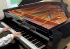 Молодая девушка удивляет умением играть на пианино....