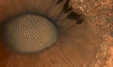 Марс. Ударный кратер