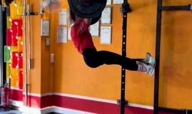 Девушка занимается спортом