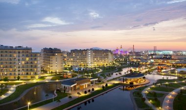 Адлер еще спит)