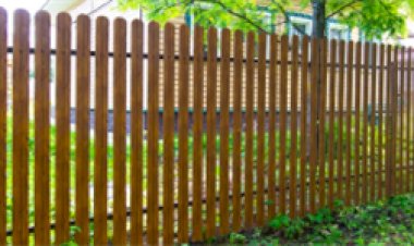 Установка деревянного забора своими руками в 4 шага