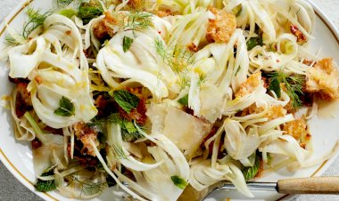 Салат из фенхеля с гренками и грецкими орехами