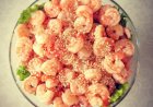 Салат с креветками и кунжутом