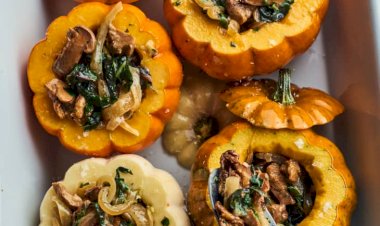 Мини-тыквы, фаршированные луком и грибами