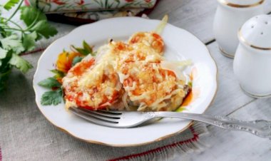 Мясо по французски с сыром и помидорами в духовке