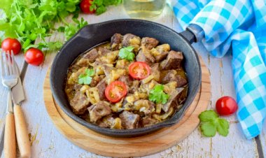 Печень говядины с луком на сковороде