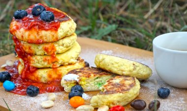 Как приготовить вкусные и сочные сырники на завтрак