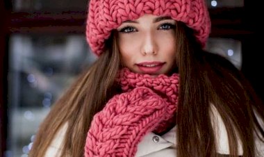 Шапка Такори спицами, легко вязать и очень удобно сочетать в образе