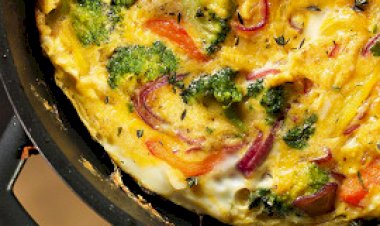 Фриттата с брокколи и сладким перцем