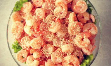 Салат с креветками и кунжутом