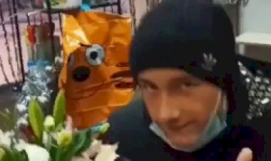 Покупатели делятся хорошим настроением. Ходьба гуськом)))